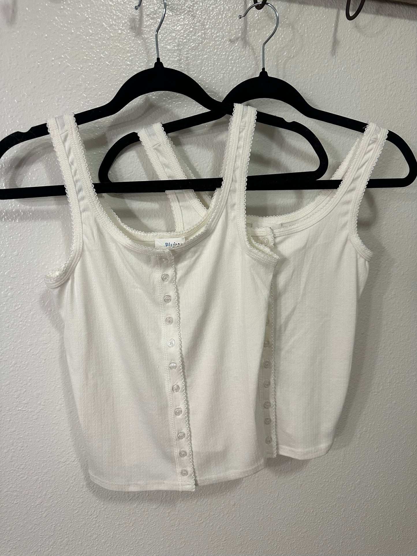 BUTTON DOWN POINTELLE TANK TOP
